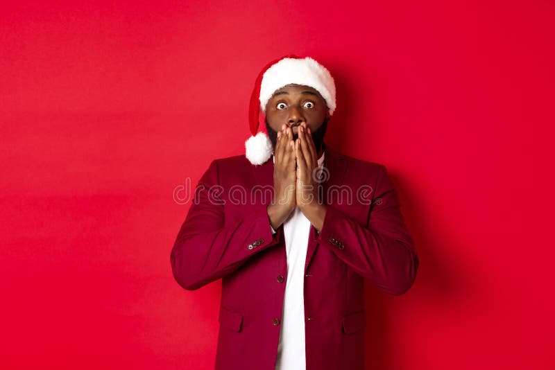 Nouvelle Année De Noël Et Concept De Shopping. Joyeux Homme Noir Secret  Santa Tenant Des Cadeaux De Noël Et Sourire Excité Photo stock - Image du  cadeau, jupe: 230662970