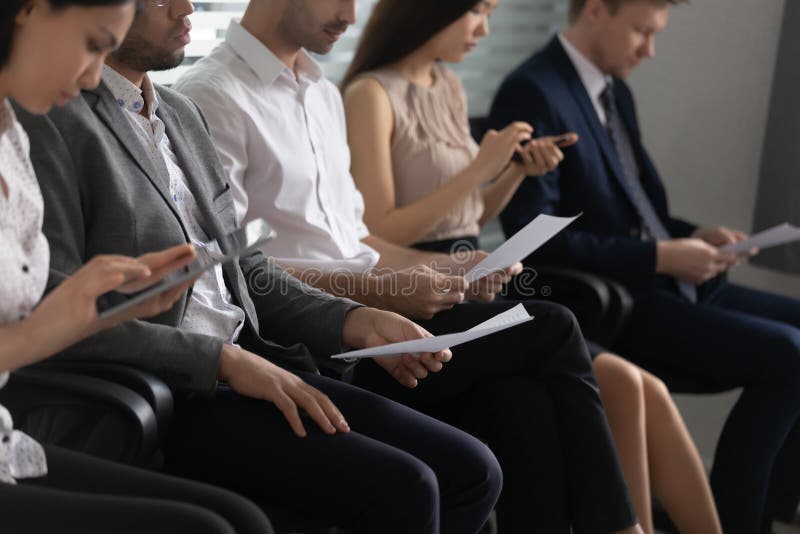 Le concept de ressource humaine, les demandeurs divers d'hommes d'affaires se reposent dans la rangée photo libre de droits Le concept de ressource humaine, les demandeurs divers d'hommes d'affaires se reposent dans la rangée photo libre de droits