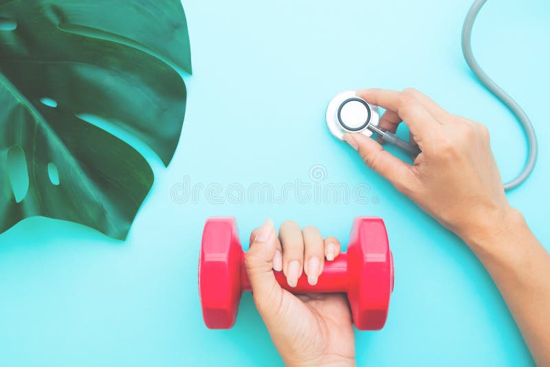 Le concept de soins de santé et de régime, le ` s de docteur remet tenir le stéthoscope photo libre de droits Le concept de soins de santé et de régime, le ` s de docteur remet tenir le stéthoscope photo libre de droits