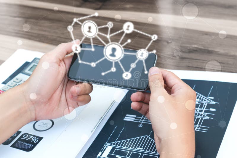 Le concept de technologie d'affaires, gens d'affaires de mains emploient le phone futé images stock Le concept de technologie d'affaires, gens d'affaires de mains emploient le phone futé images stock
