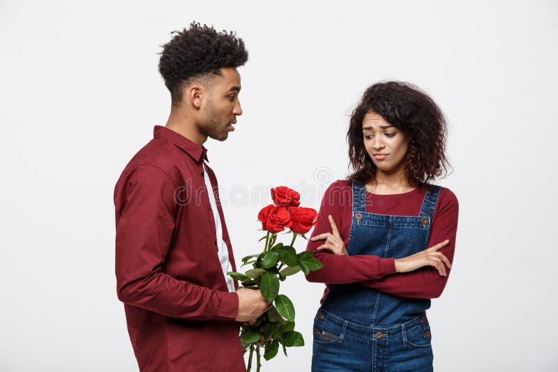 Le concept de Valentine - jeune renversement de femme d'afro-américain et ignorent a monté de son ami photos stock Le concept de Valentine - jeune renversement de femme d'afro-américain et ignorent a monté de son ami photos stock