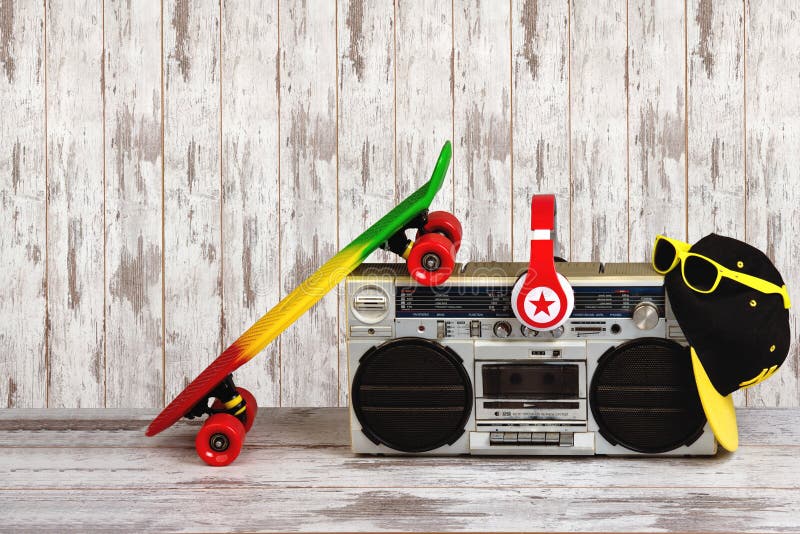 Le concept du style d'houblon de hanche de musique Joueur audio de vintage avec des écouteurs Plate-forme de planche à roulettes, photos libres de droits Le concept du style d'houblon de hanche de musique Joueur audio de vintage avec des écouteurs Plate-forme de planche à roulettes, photos libres de droits