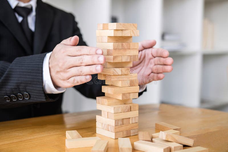 Le concept, le plan et la strat?gie alternatifs de risque dans les affaires se prot?gent avec la pile en bois d'?quilibre avec la image stock Le concept, le plan et la strat?gie alternatifs de risque dans les affaires se prot?gent avec la pile en bois d'?quilibre avec la image stock