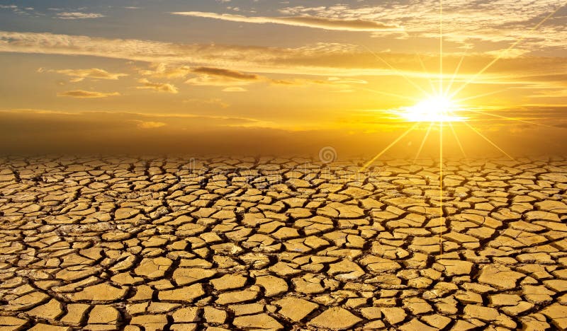 Le concept worming global d'argile de sol de désert aride de Sun a fendu le coucher du soleil dramatique roussi de paysage de dés