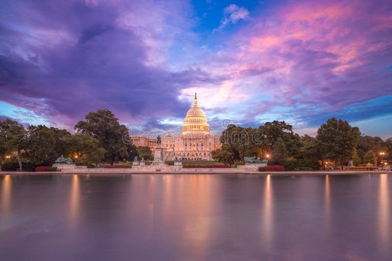 Le congrès de coucher du soleil de bâtiment de capitol des Etats-Unis photos stock Le congrès de coucher du soleil de bâtiment de capitol des Etats-Unis photos stock