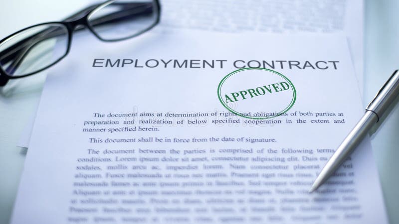 Le contrat de travail a approuvé, joint a embouti sur le document officiel, affaire d'affaires images libres de droits Le contrat de travail a approuvé, joint a embouti sur le document officiel, affaire d'affaires images libres de droits