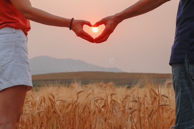 Le coppie di valentina usano le mani per fare simboli di cuore per simboleggiare l'amicizia e l'amore verso l'amante e fotografie stock libere da diritti