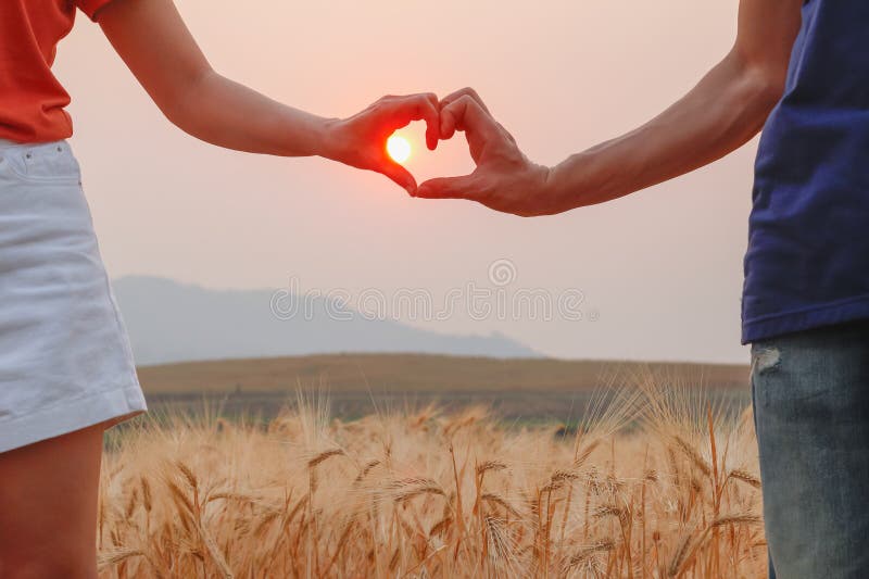 Le coppie di valentina usano le mani per fare simboli di cuore per simboleggiare l'amicizia e l'amore verso l'amante e fotografie stock