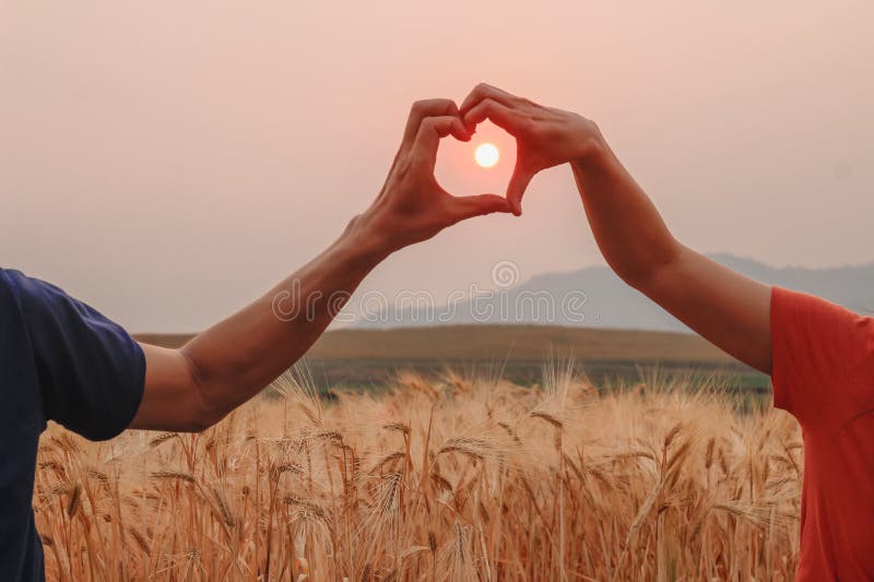 Le coppie di valentina usano le mani per fare simboli di cuore per simboleggiare l'amicizia e l'amore verso l'amante e fotografia stock