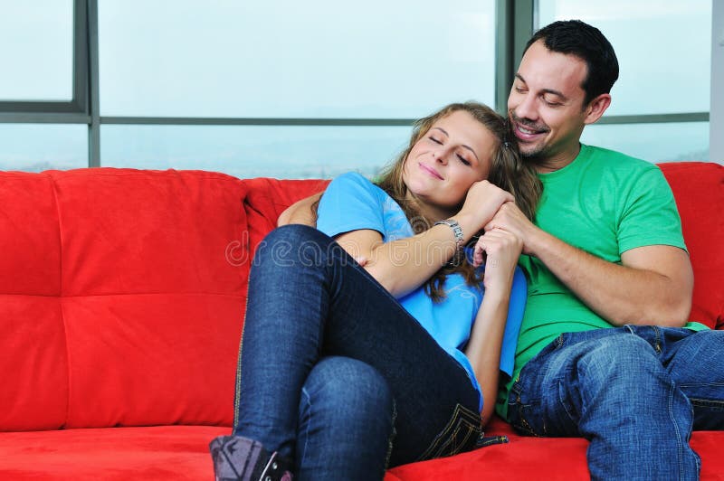 Le coppie felici si distendono sul sofà rosso