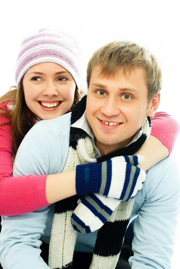 Le coppie felici si sono vestite in vestiti di inverno fotografia stock Le coppie felici si sono vestite in vestiti di inverno fotografia stock