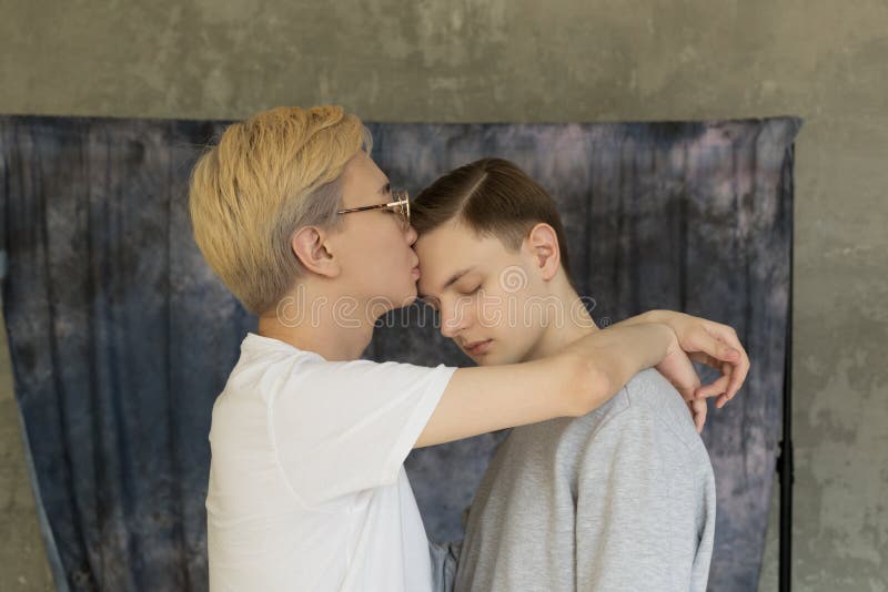 Le coppie gay dei giovani omosessuali internazionali si amano fotografie stock Le coppie gay dei giovani omosessuali internazionali si amano fotografie stock