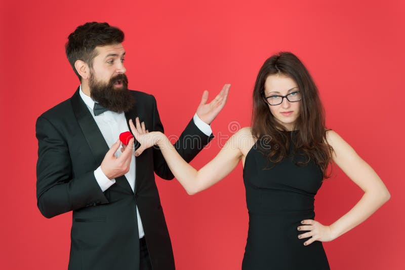 Le coppie nell'amore celebrano l'anniversario Impegno romantico dei gioielli del contenitore di regalo Proposta di unione Uomo ed fotografia stock Le coppie nell'amore celebrano l'anniversario Impegno romantico dei gioielli del contenitore di regalo Proposta di unione Uomo ed fotografia stock