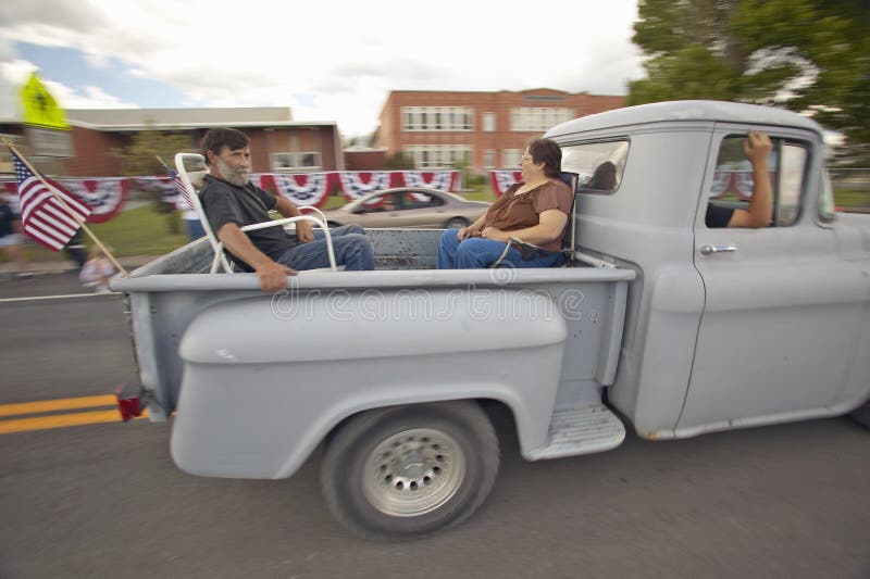 Le coppie nella parte posteriore di un camioncino per la festa dell'indipendenza sfoggiano, in Lima Montana fotografia stock libera da diritti Le coppie nella parte posteriore di un camioncino per la festa dell'indipendenza sfoggiano, in Lima Montana fotografia stock libera da diritti