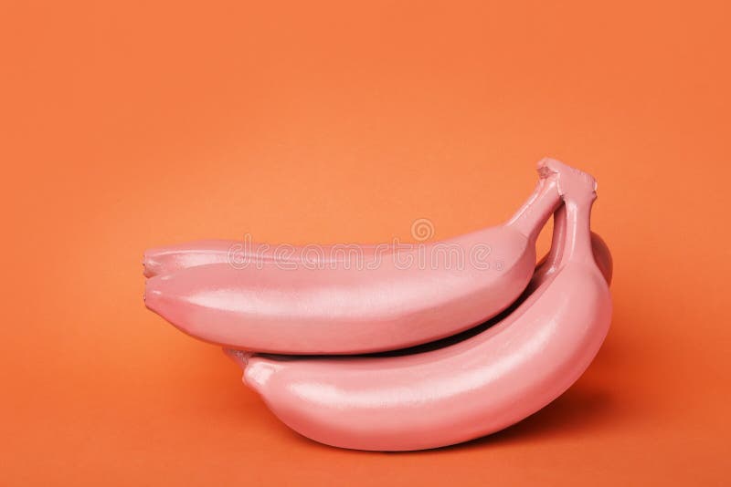 Le corail a peint les bananes crues photos libres de droits Le corail a peint les bananes crues photos libres de droits