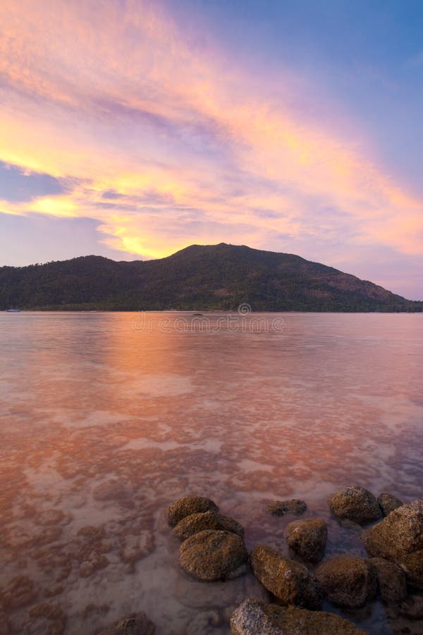 Le corail sous-marin de coucher du soleil oscille les nuages rouges images libres de droits Le corail sous-marin de coucher du soleil oscille les nuages rouges images libres de droits