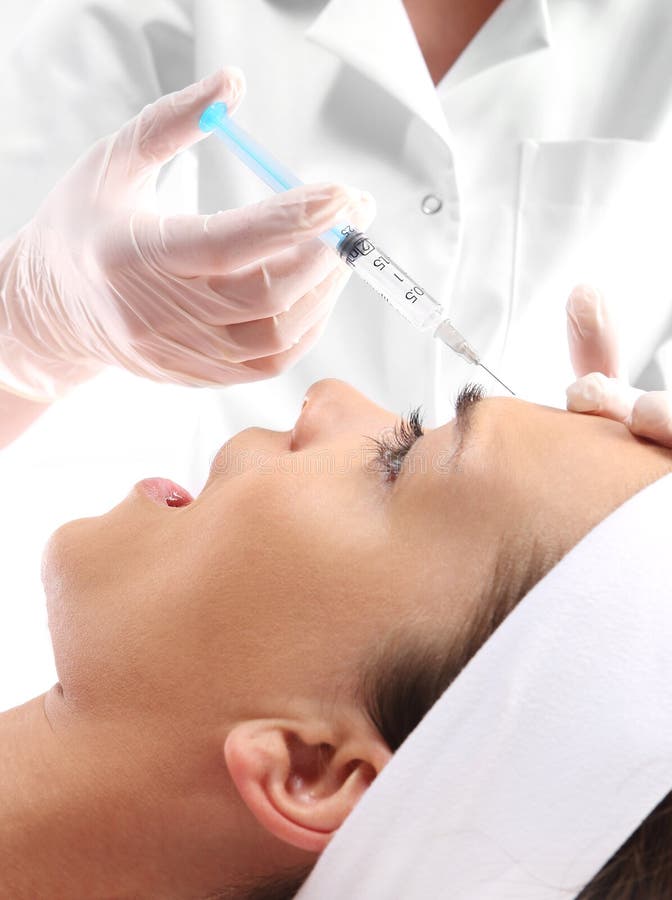 Le cosmétique est injecté dans les cosmétiques faciaux de peau images libres de droits Le cosmétique est injecté dans les cosmétiques faciaux de peau images libres de droits
