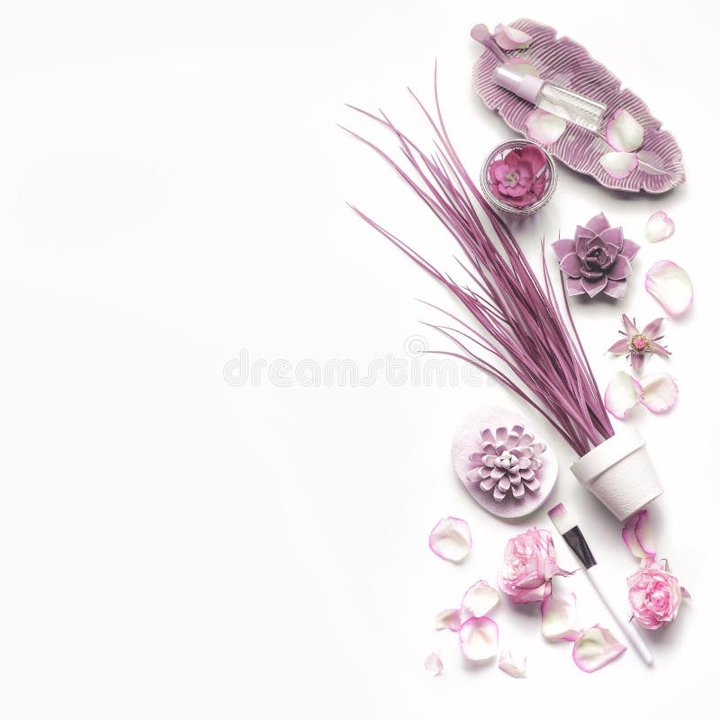 Le cosmétique pourpre rose a placé pour des soins de la peau faciaux avec des roses sur le fond blanc, la vue supérieure, endroit photographie stock Le cosmétique pourpre rose a placé pour des soins de la peau faciaux avec des roses sur le fond blanc, la vue supérieure, endroit photographie stock