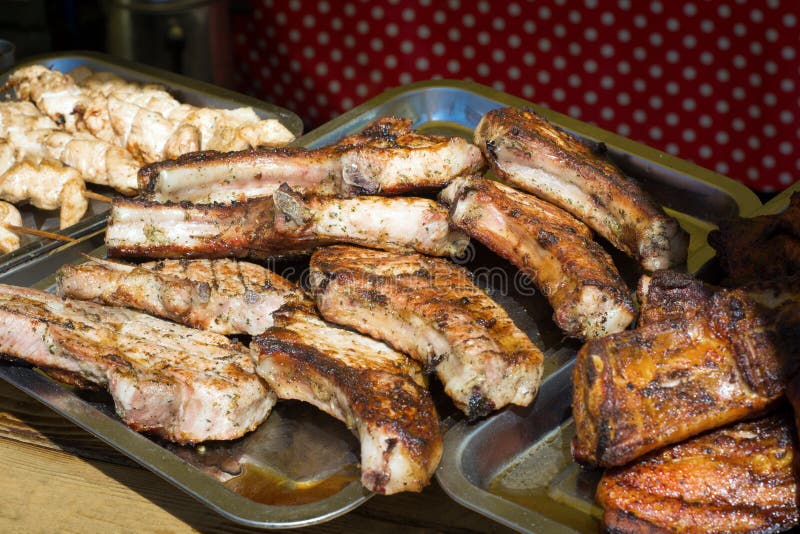 Le costole di carne di maiale cucinate sulla griglia si trovano su un vassoio immagine stock Le costole di carne di maiale cucinate sulla griglia si trovano su un vassoio immagine stock