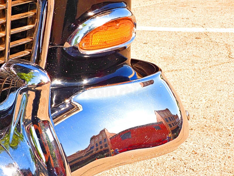 Le costruzioni della città storica Sapulpa Oklahoma hanno riflesso nel paraurti del cromo di un'automobile ristabilita Esposizion fotografie stock Le costruzioni della città storica Sapulpa Oklahoma hanno riflesso nel paraurti del cromo di un'automobile ristabilita Esposizion fotografie stock