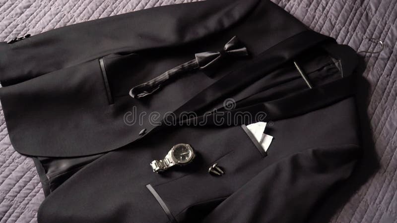 Combinaison noire classique veste noeud noeud de courroie liens et regarder
