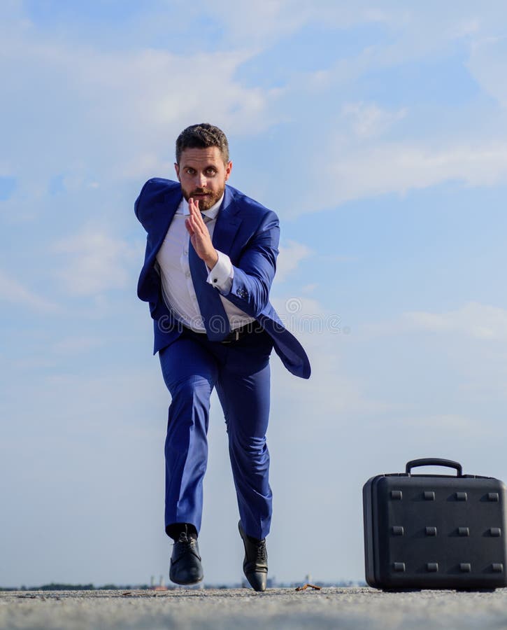 Le costume formel d'homme d'affaires courent dehors le fond de ciel bleu Homme concentré concentré sur l'accomplissement d'affair photos stock Le costume formel d'homme d'affaires courent dehors le fond de ciel bleu Homme concentré concentré sur l'accomplissement d'affair photos stock