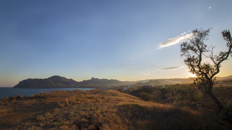 Le coucher du soleil au-dessus du volcan antique Kara-Dag images libres de droits Le coucher du soleil au-dessus du volcan antique Kara-Dag images libres de droits