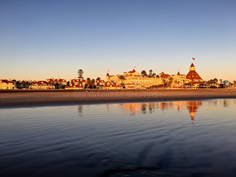 Le Coucher Du Soleil Dor Réchauffe Lhôtel Historique Del