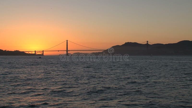 Le coucher du soleil de golden gate bridge