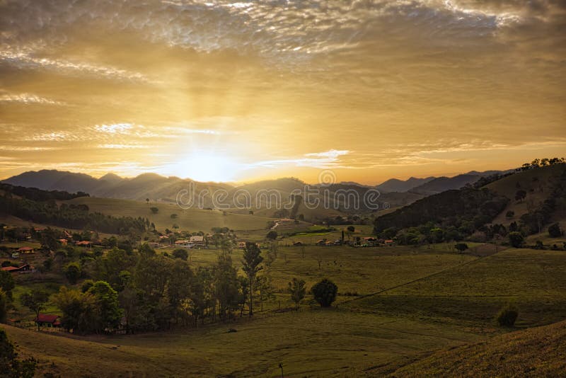 Le coucher du soleil en vallée entre les collines dans le bento de sao font Sapucai - Sao Paulo - le Brésil - photo de panorama image libre de droits Le coucher du soleil en vallée entre les collines dans le bento de sao font Sapucai - Sao Paulo - le Brésil - photo de panorama image libre de droits