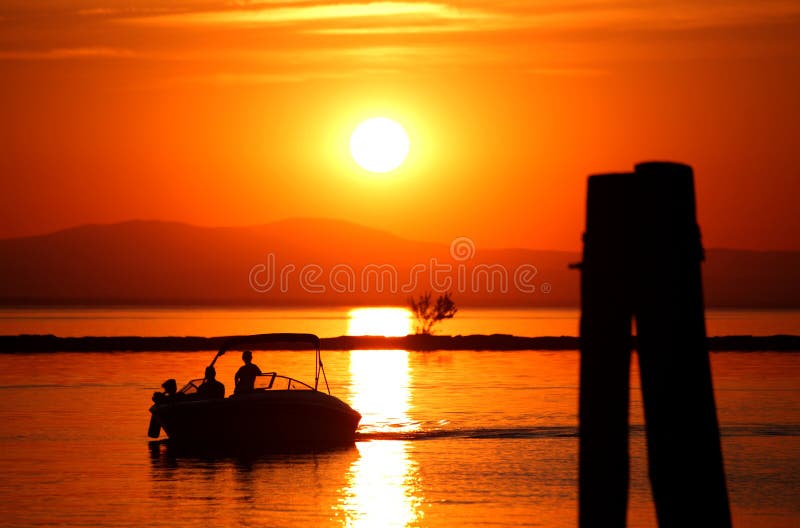 Le coucher du soleil et le bateau image libre de droits Le coucher du soleil et le bateau image libre de droits