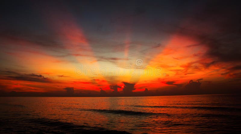 Le coucher du soleil et les effets de la lumière sur la mer apprêtent photographie stock libre de droits Le coucher du soleil et les effets de la lumière sur la mer apprêtent photographie stock libre de droits
