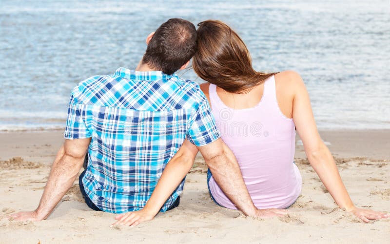 Le couple apprécie le temps à la plage