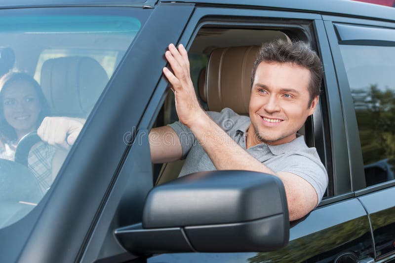 Le Couple Conduit Dans Une Voiture Photo stock Image du positif
