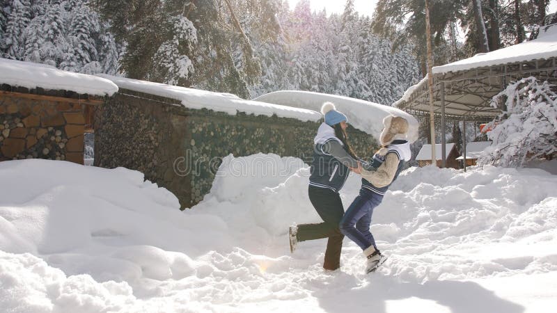 Le couple espiègle ayant l'amusement dehors, de jeunes filles jette la neige Joie d'hiver clips vidéos