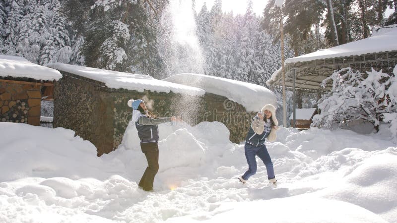 Le couple espiègle ayant l'amusement dehors, de jeunes filles jette la neige Joie d'hiver clips vidéos