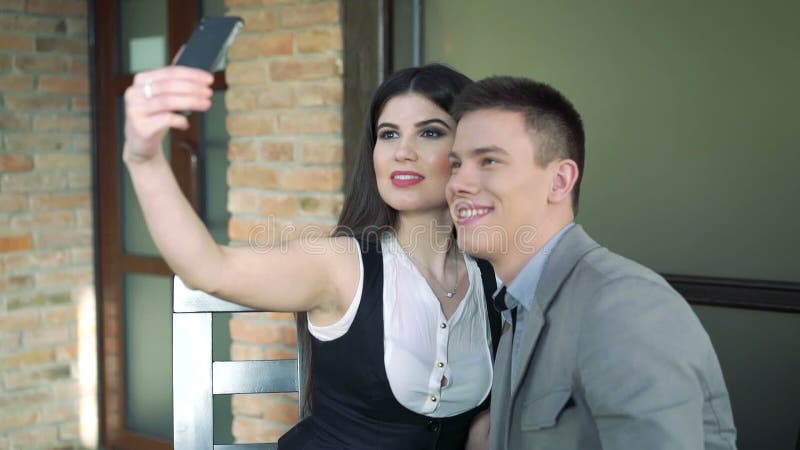 Le couple, femme prend le selfie en café clips vidéos