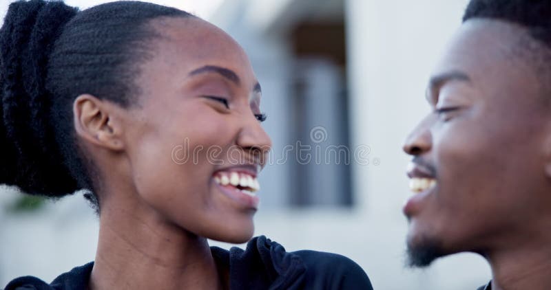 Le couple noir rient et sourient avec amour baiser et joue sur le visage avec bonheur. jeune homme et femme avec romantisme dans