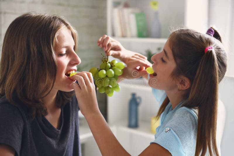 Le couple a plaisir à manger les raisins frais photos libres de droits Le couple a plaisir à manger les raisins frais photos libres de droits