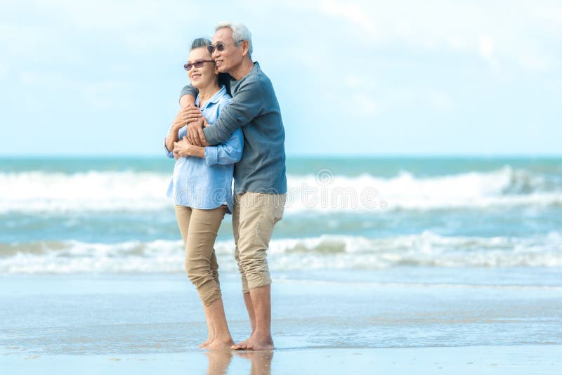 Le couple senior Asian Lifestyle accolé à la plage heureux en amour romantique et temps de détente photos stock Le couple senior Asian Lifestyle accolé à la plage heureux en amour romantique et temps de détente photos stock