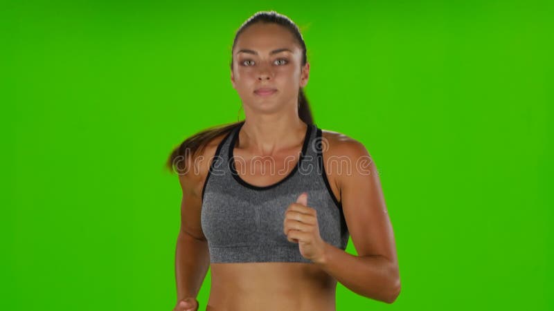 Le coureur femelle avec un chiffre mince fonctionne Front View Écran vert clips vidéos