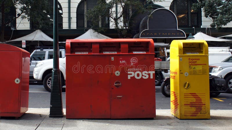 Le courrier australien enferme dans une boîte la vue rouge et jaune de rue photo stock Le courrier australien enferme dans une boîte la vue rouge et jaune de rue photo stock