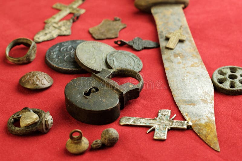 Le couteau et le château rouillés ont articulé les objets russes antiques du XVIIIème siècle sur un tissu rouge images libres de droits Le couteau et le château rouillés ont articulé les objets russes antiques du XVIIIème siècle sur un tissu rouge images libres de droits