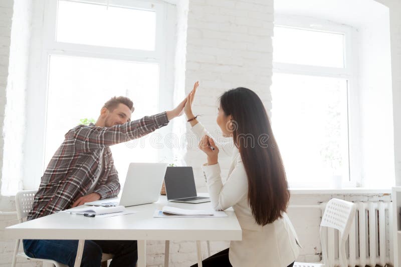 Le coworkers som ger fira delad framgång för höjdpunkt fem royaltyfria foton Le coworkers som ger fira delad framgång för höjdpunkt fem royaltyfria foton