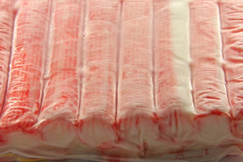 Bâtonnets de crabe congelés et emballés photo stock