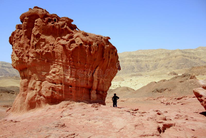 Le cratère et la vallée bibliques de Timna dans les sud de l'Israël photo stock Le cratère et la vallée bibliques de Timna dans les sud de l'Israël photo stock