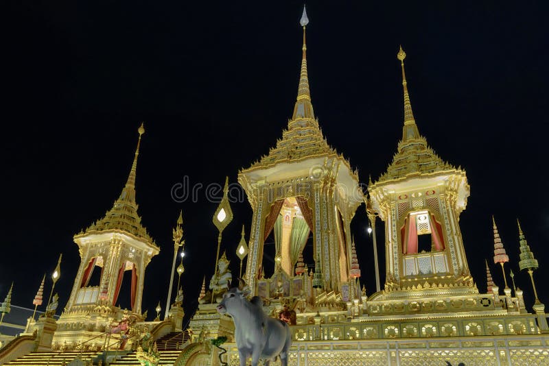 Le crématorium royal pour S.M. King Bhumibol Adulyadej de la Thaïlande la nuit image libre de droits Le crématorium royal pour S.M. King Bhumibol Adulyadej de la Thaïlande la nuit image libre de droits