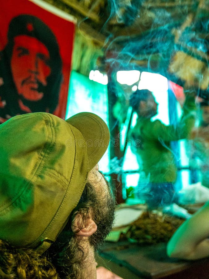 Le CUBA, juin 2016 : jeune homme avec les cigares de barbe et d'un chapeau militaire et la fumée de tabagisme d'émission, à la pl photos libres de droits Le CUBA, juin 2016 : jeune homme avec les cigares de barbe et d'un chapeau militaire et la fumée de tabagisme d'émission, à la pl photos libres de droits