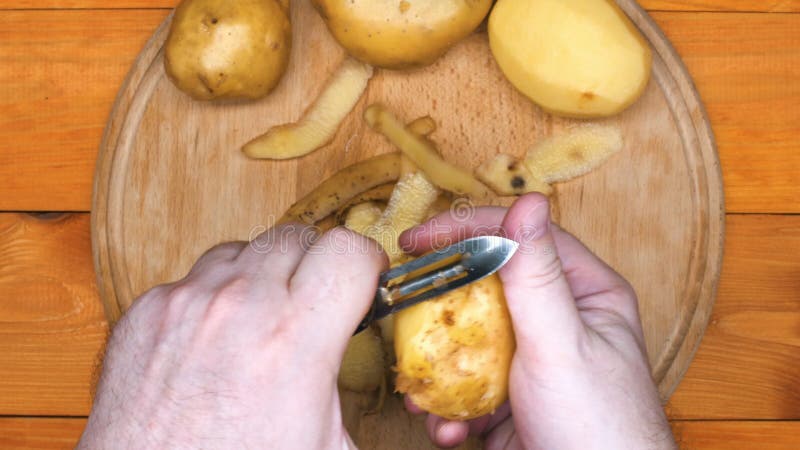 Couper Les Pommes Fraîches En Dés à La Main Sur Une Planche à
