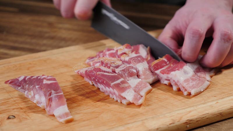 Le cuisinier remet le lard de d?coupage Nourriture, tranche photos stock Le cuisinier remet le lard de d?coupage Nourriture, tranche photos stock